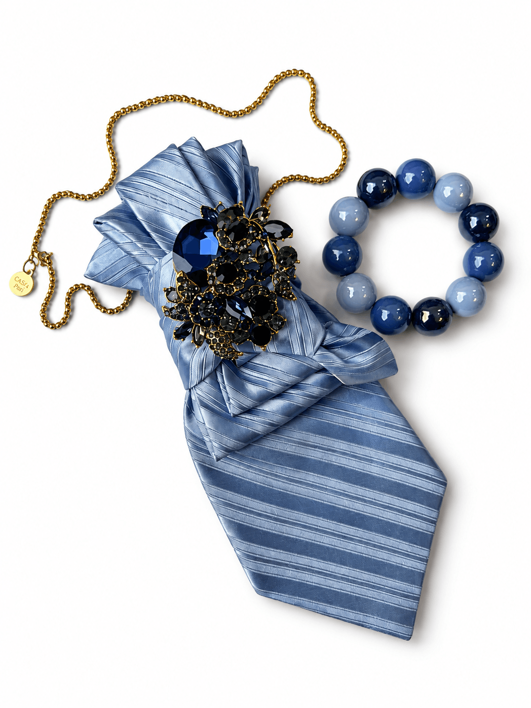 krawatte in blau mit brosche und kette und passendes Armband