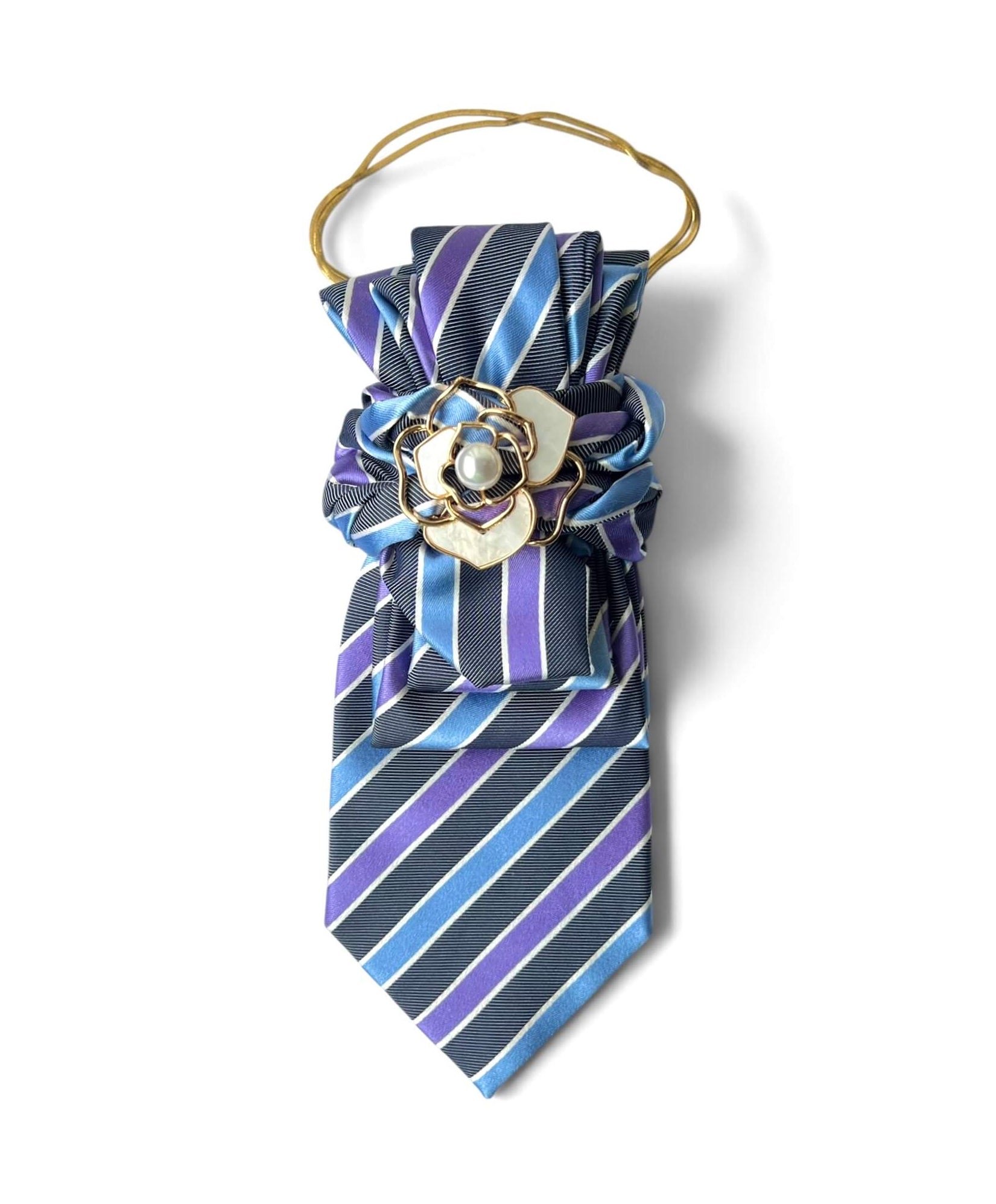 Vintage-Krawatte in Dunkelblau, Hellblau und Flieder mit goldfarbener Blütenbrosche und Perlendetail.
