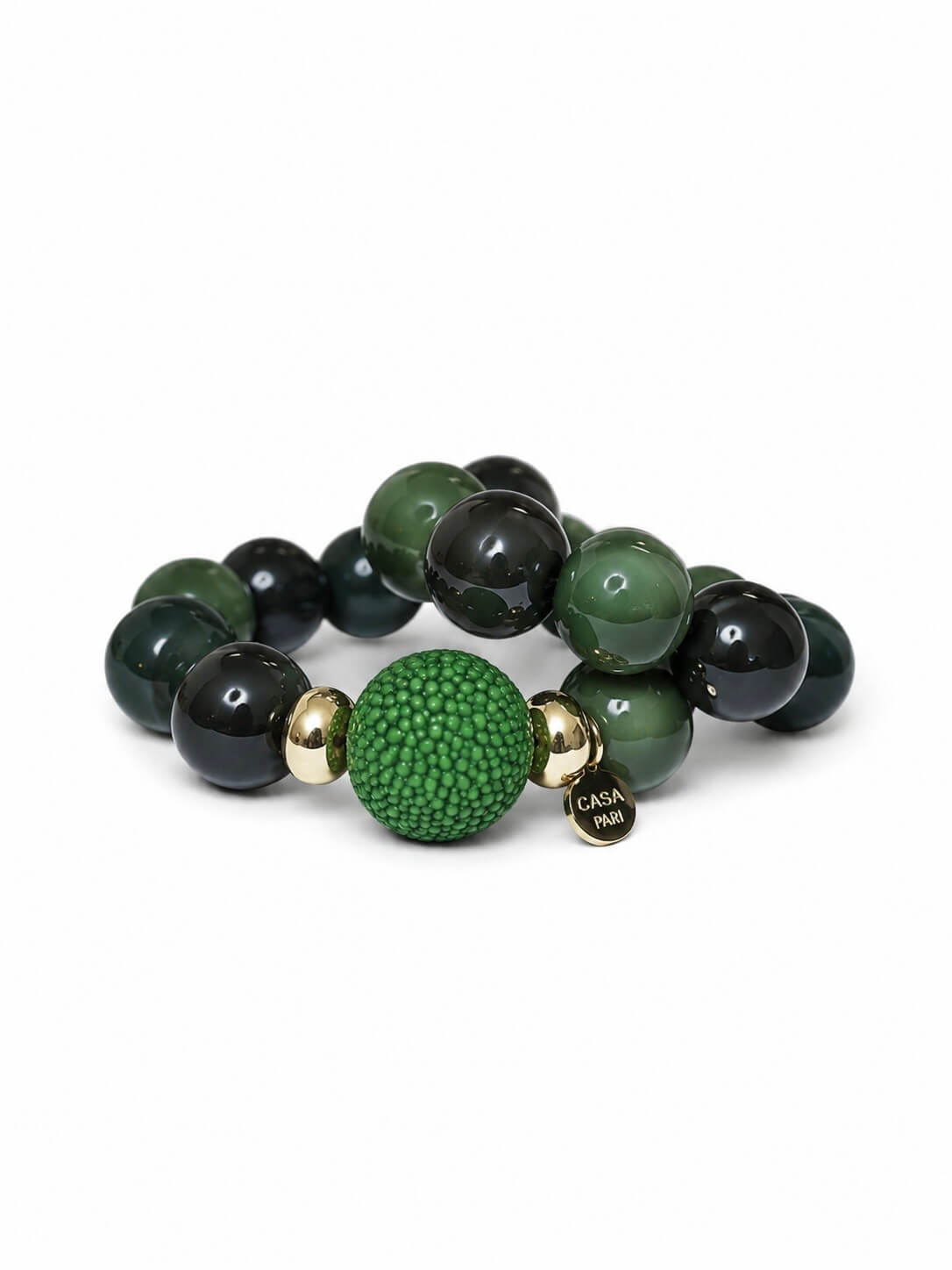 Detailansicht des grünen CASAPARI Armbands mit großen Resin-Perlen, Rochenlederperle und goldfarbenen Schmuckelementen