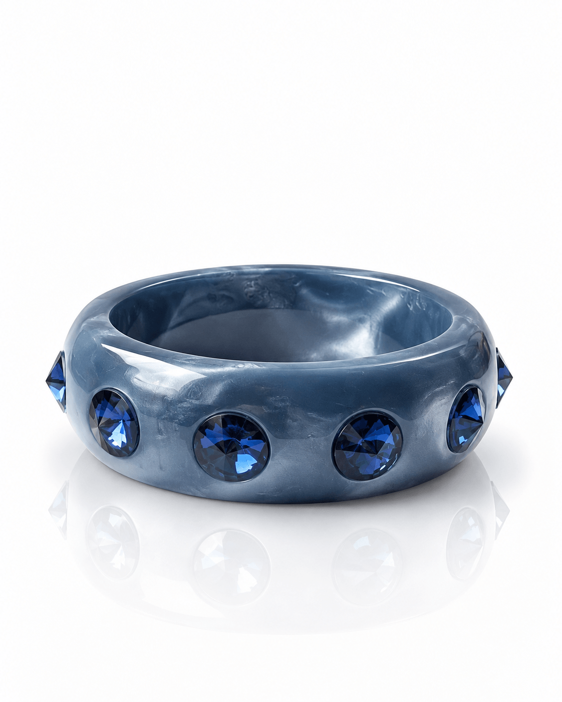 Breiter blaugrauer Bangle Blue Velvet mit dunkelblauen facettierten Kristallsteinen