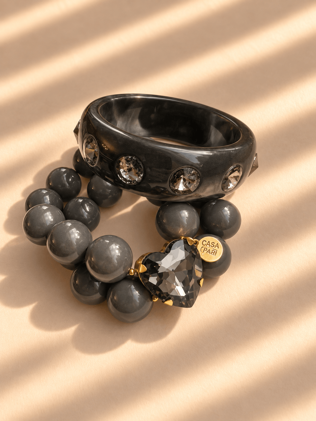 Rauchgraues Schmuckset Black Diamond mit Crystal Heart Armband aus großen Resin-Perlen und breitem Bangle mit facettierten Schmucksteinen