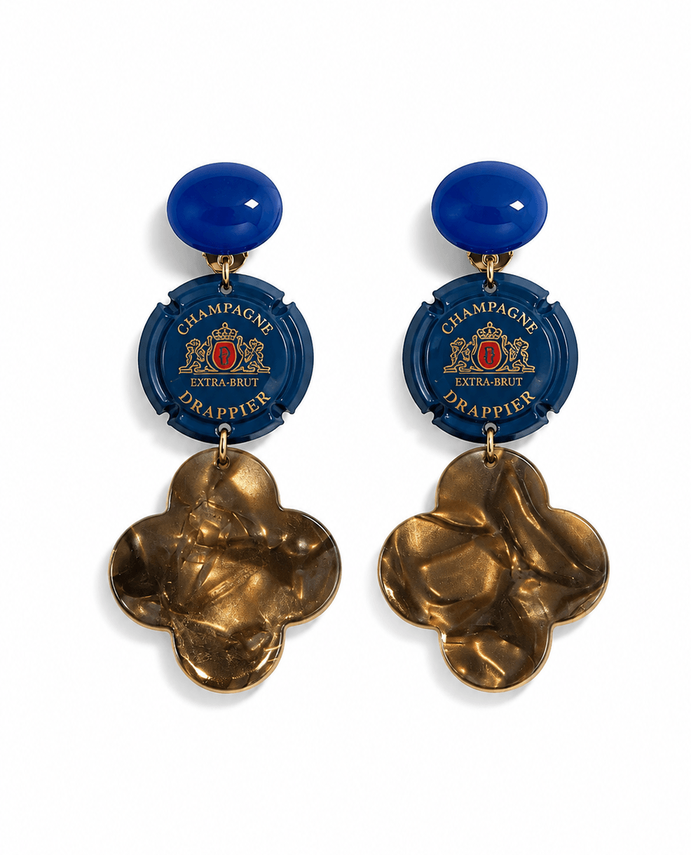 Statement-Ohrringe mit blauer Champagnerkapsel, kobaltblauem Stecker und bronzefarbenem Anhänger in Kleeblattform.