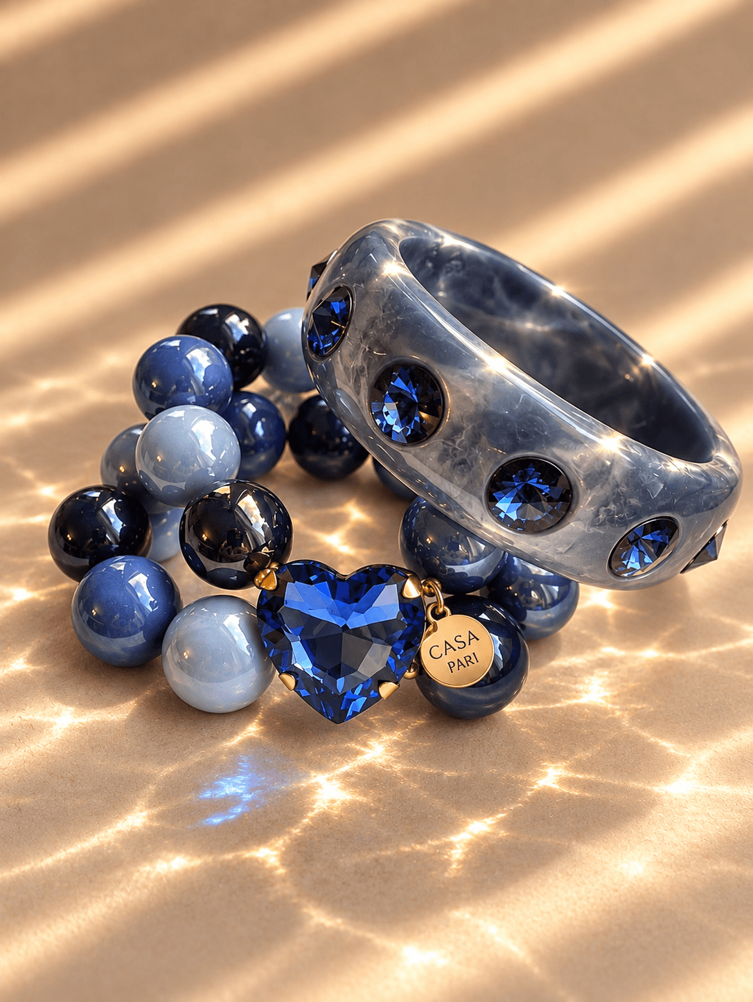 Blaues Schmuckset Blue Velvet mit Crystal Heart Armband aus großen Resin-Perlen und breitem Bangle mit blauen facettierten Schmucksteinen