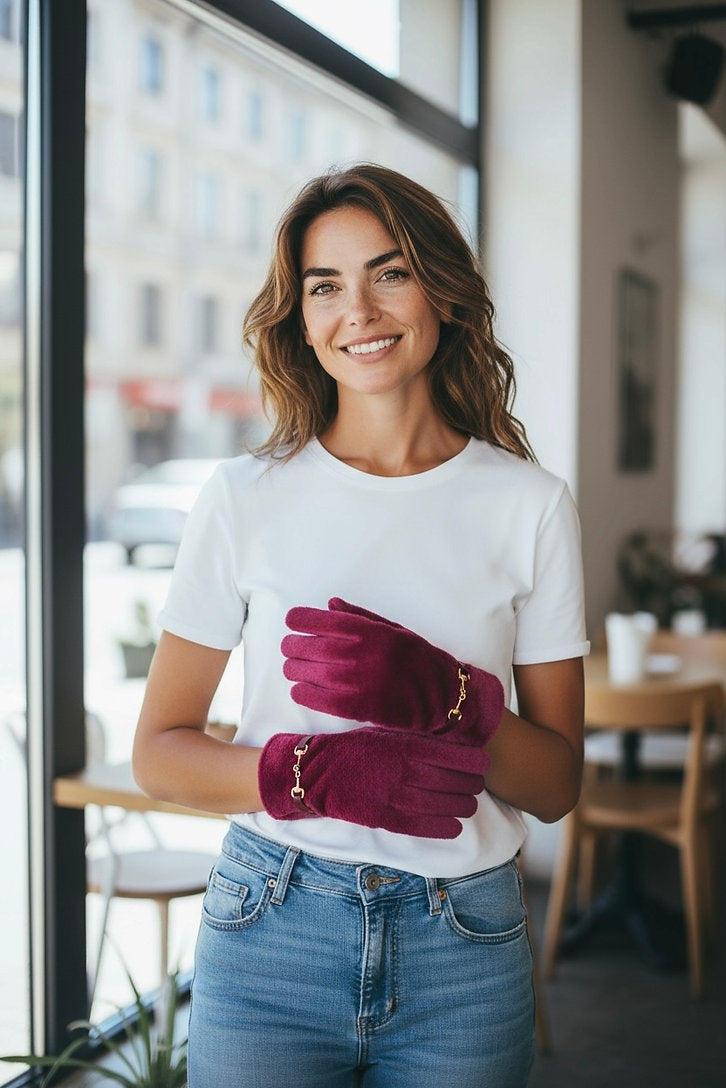 Frau trägt weißes Shirt eine Jeanshose, dazu Kunstfell Handschuhe in Weinrotpink mit goldener Zierschnalle.