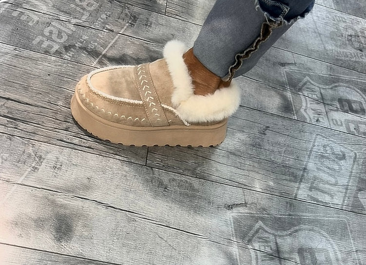 Schuh mit Fellbesatz in Beige, und hoher Profilsohle.