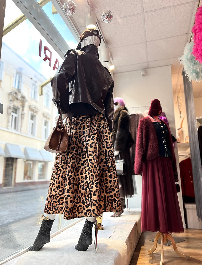 Schaufensterpuppe trägt einen Leo Rock mit schwarzen Strümpfen. Dazu eine braune Kunstlederjacke. Andere Schaufensterpuppen zu sehen.