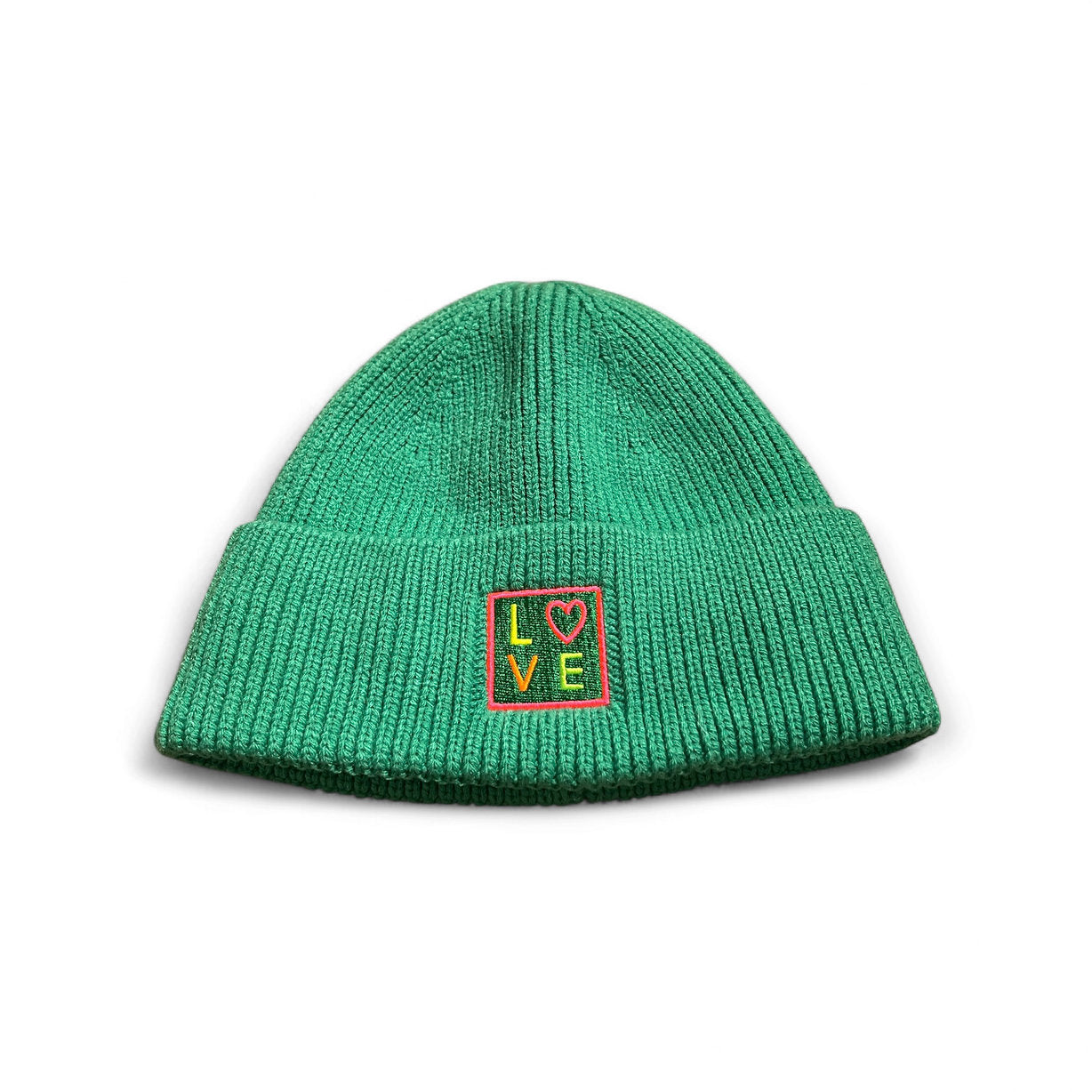Mütze in Smaragdgrün mit Love Aufschrift auf weißen Hintergrund fotografiert.
