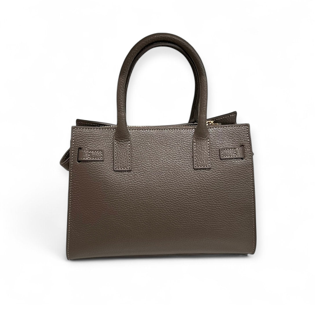 Edle Ledertasche von hinten. Geräumig mit Reißverschluss Fach & langem Schultergürtel. Lässig über die Schulter oder crossbody tragbar.