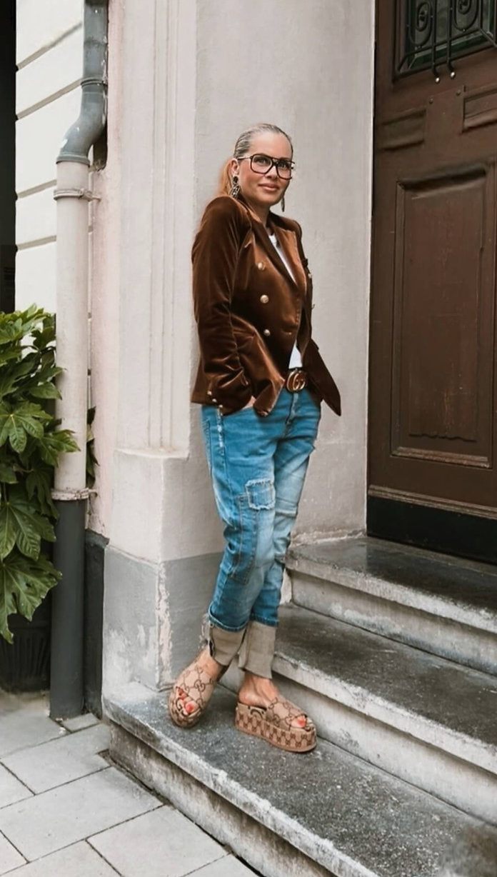 CASAPARI® Samtblazer in Karamell-taillierter Schnitt, goldene Knöpfe, edler Samtstoff in warmer Karamell Nuance. Seitliche Ansicht.