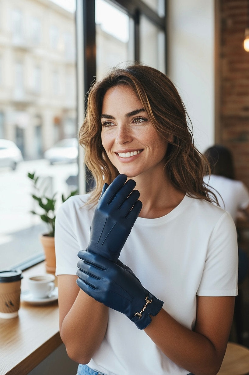 Frau trägt weißes Shirt und blaue Kunstleder Handschuhe mit silberner Schnalle.