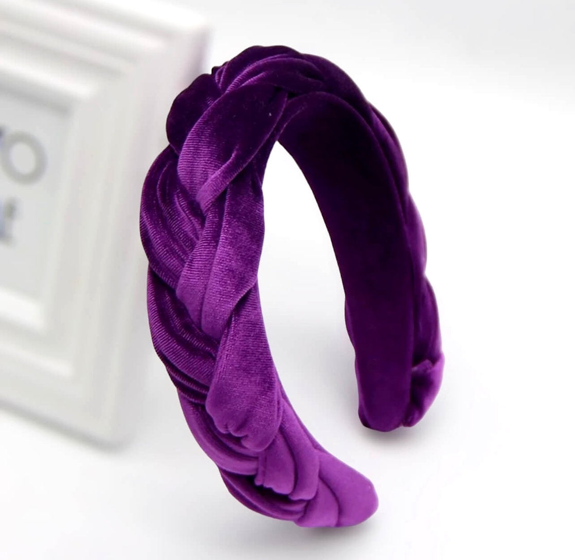 Lila Samt Haarreif auf weißen Hintergrund fotografiert.