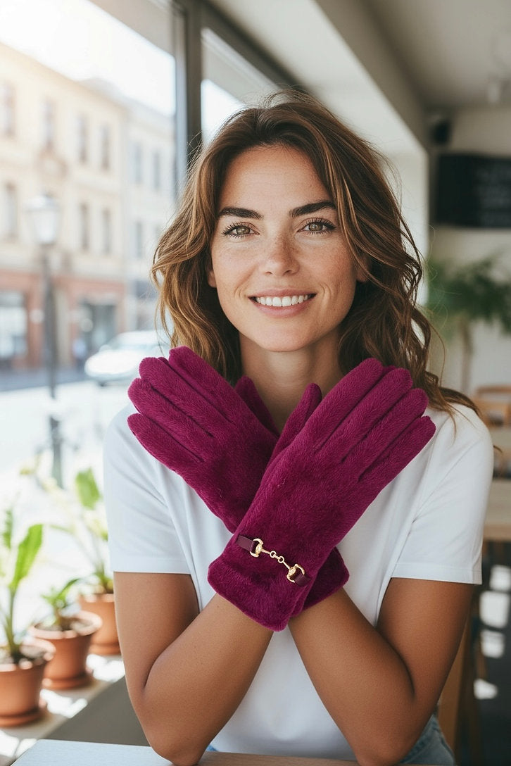Frau trägt weißes Shirt, dazu Kunstfell Handschuhe in Weinrotpink mit goldener Zier Schnalle.