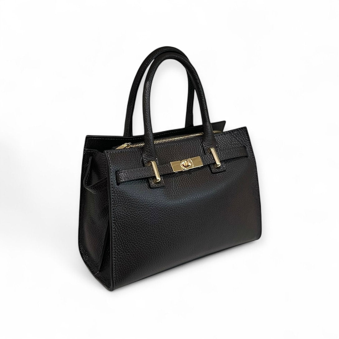 Edle Ledertasche mit goldenen Details. Geräumig mit Reißverschluss Fach & langem Schultergürtel. Lässig über die Schulter oder crossbody tragbar.