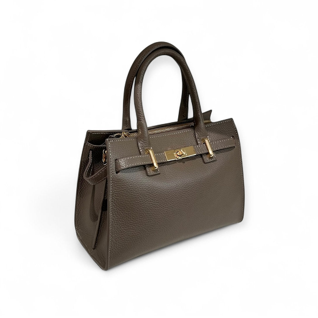 Edle Ledertasche in Taupe mit goldenen Details. Geräumig mit Reißverschluss Fach & langem Schultergürtel. Lässig über die Schulter oder crossbody tragbar.