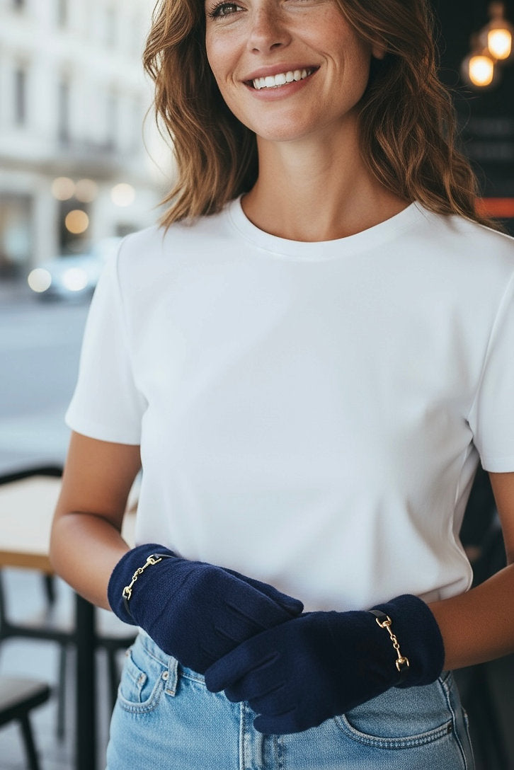 Frau trägt weißes Shirt mit Fellhandschuhe in Blau.
