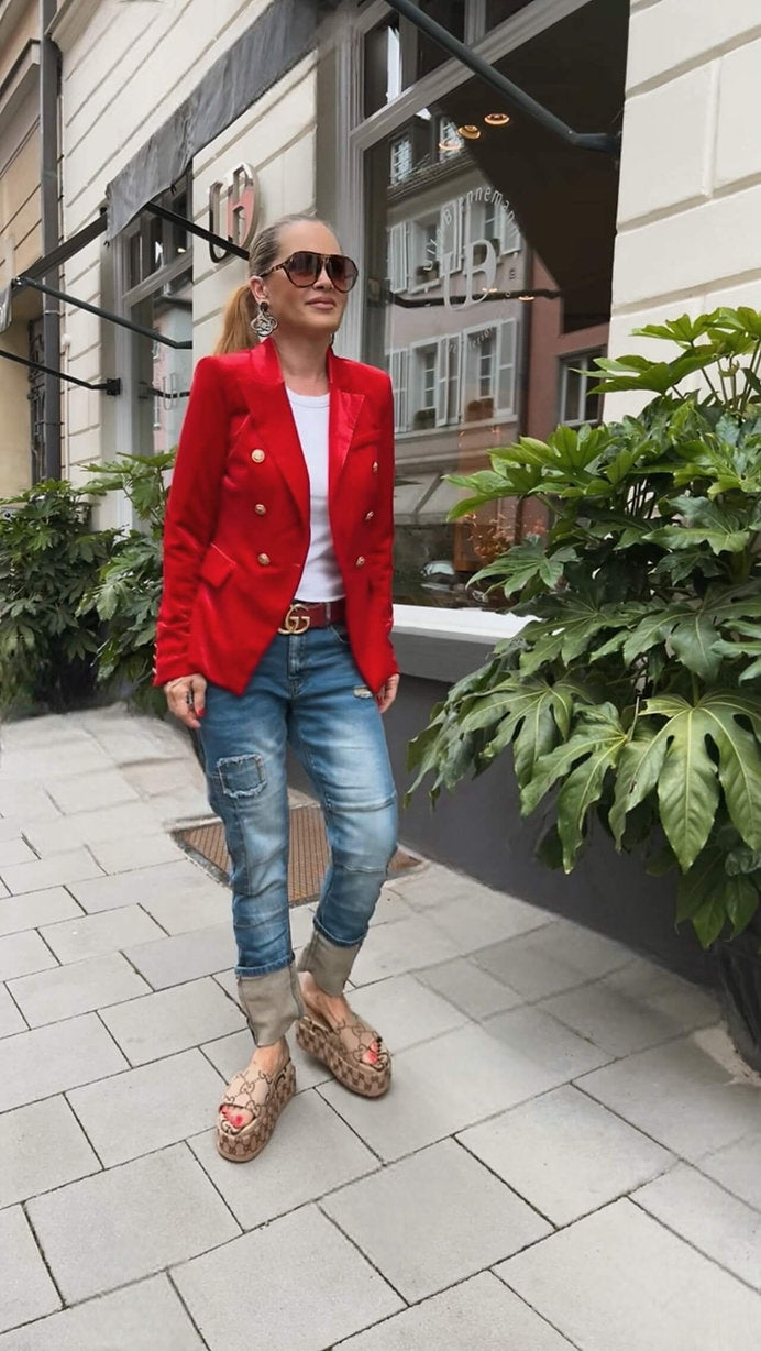 CASAPARI® Samtblazer in Rot. Taillierte Passform, goldene Knöpfe, edler Samt in kräftigem Rotton, frontal fotografiert.