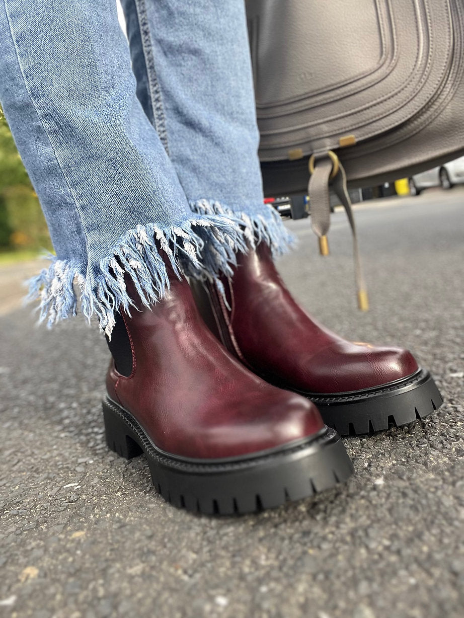 Stiefel mit Plateau Sohle in Burgundy. Jeans Hose und Tasche.