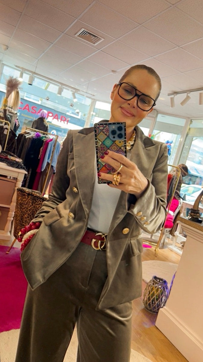 Lässige Vorderansicht des CASAPARI® Samtblazers in Taupe-offen getragen, weicher Samt, goldene Knöpfe, locker kombiniert für einen modernen Look.