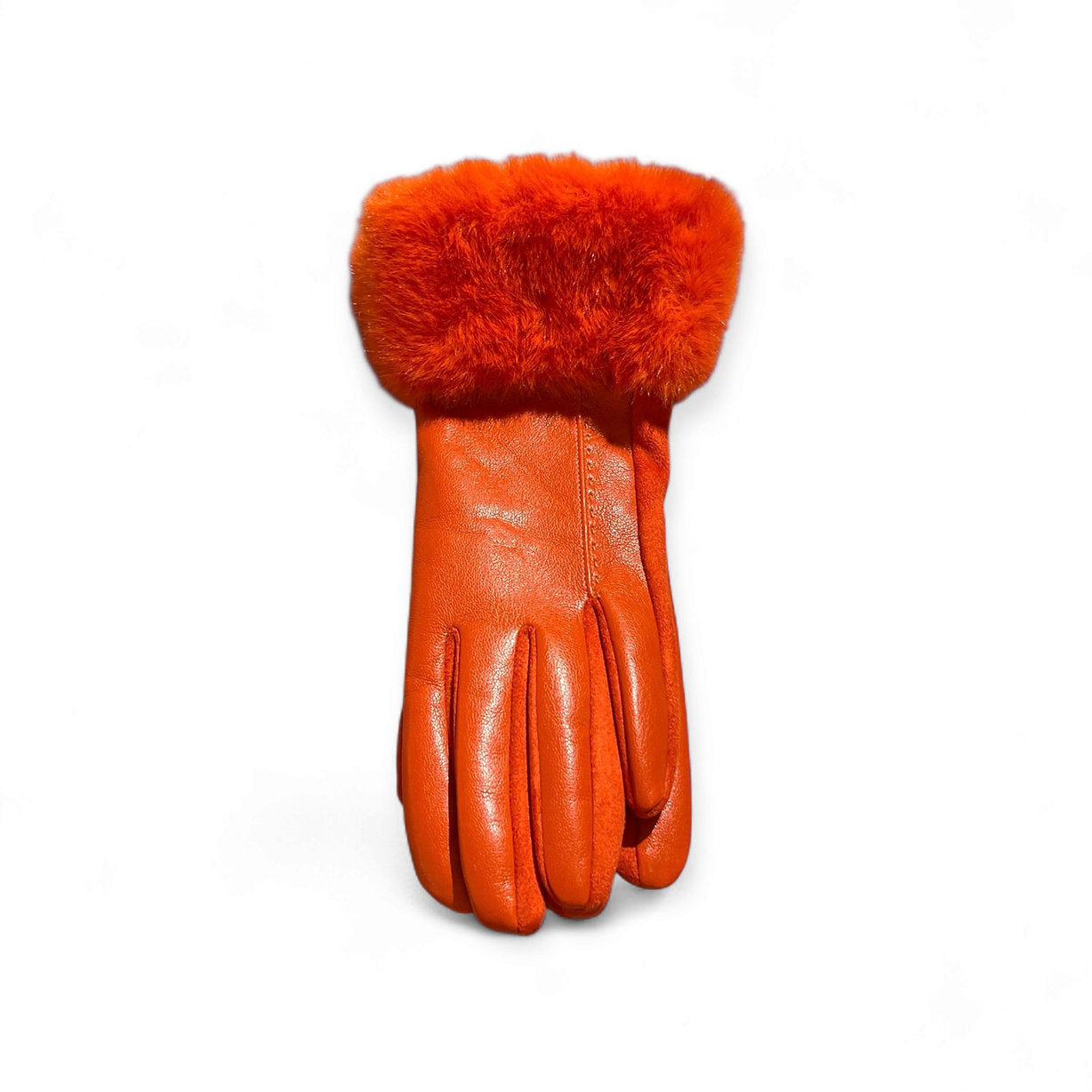 Kunstleder Handschuhe in Orange mit Kunstfell auf weißen Hintergrund fotografiert.