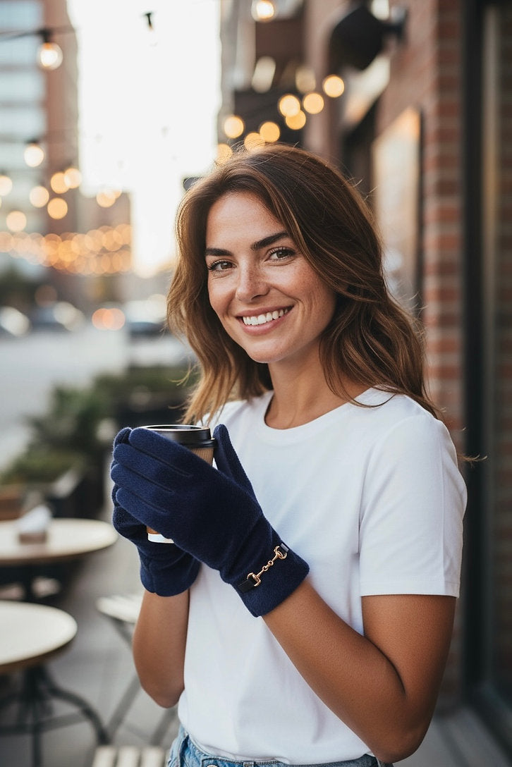 Frau trägt Kaffeebecher mit Fellhandschuhe in Blau.