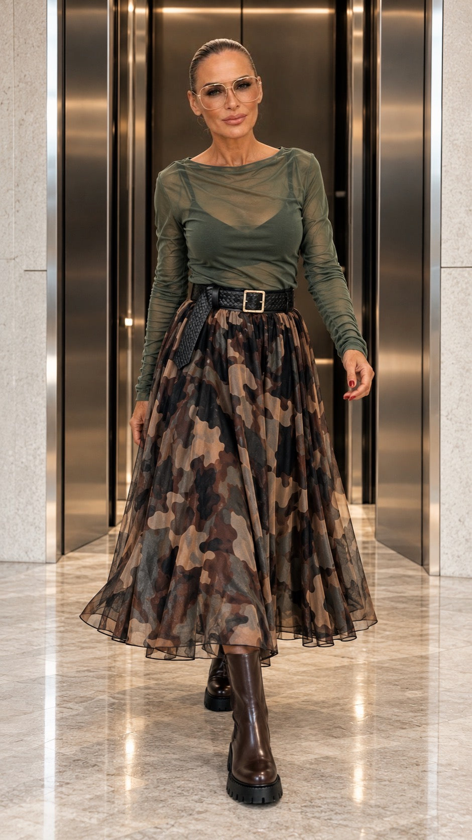KI-generiertes Modelbild des schwingenden Camouflage Mesh Rock, Ansicht 1