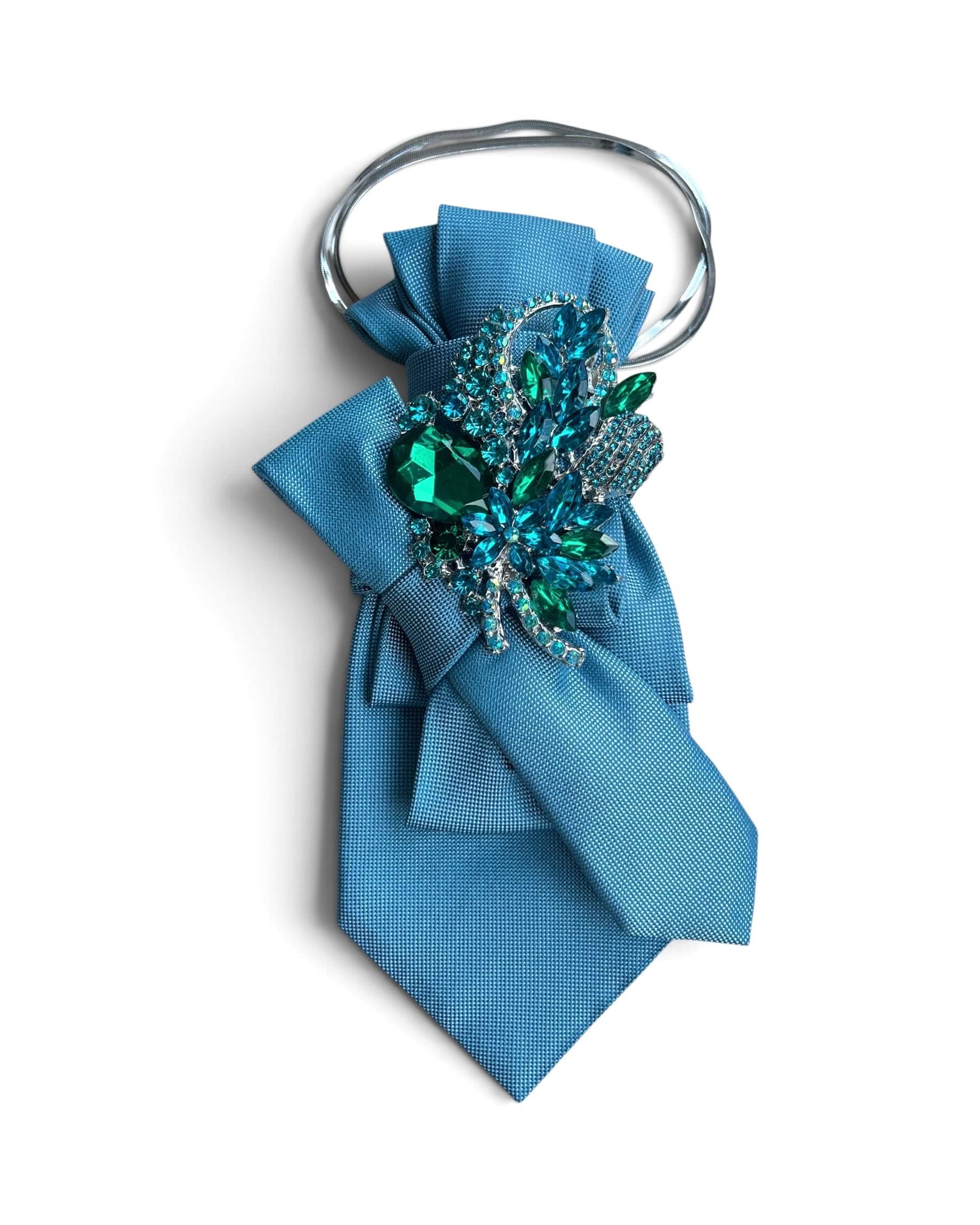 Hellblaue Statement-Krawatte aus Vintage-Seide mit silberner Kette und Brosche aus türkis- und smaragdgrünen Kristallen.