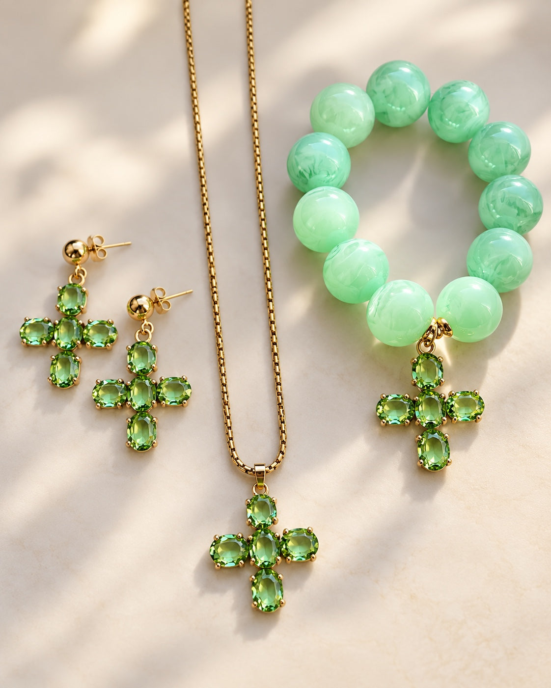 Dreiteiliges Schmuckset mit mintgrünem Resinperlen-Armband, grünen Kreuzohrringen und goldfarbener Kreuzkette
