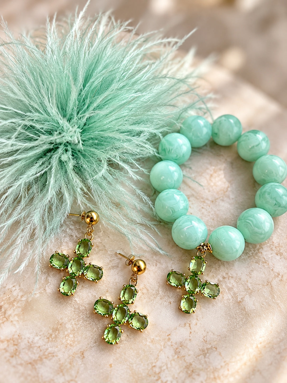 Mintgrünes Schmuckset Esmeralda mit Federbrosche, Perlenarmband und grünen Kreuzohrringen