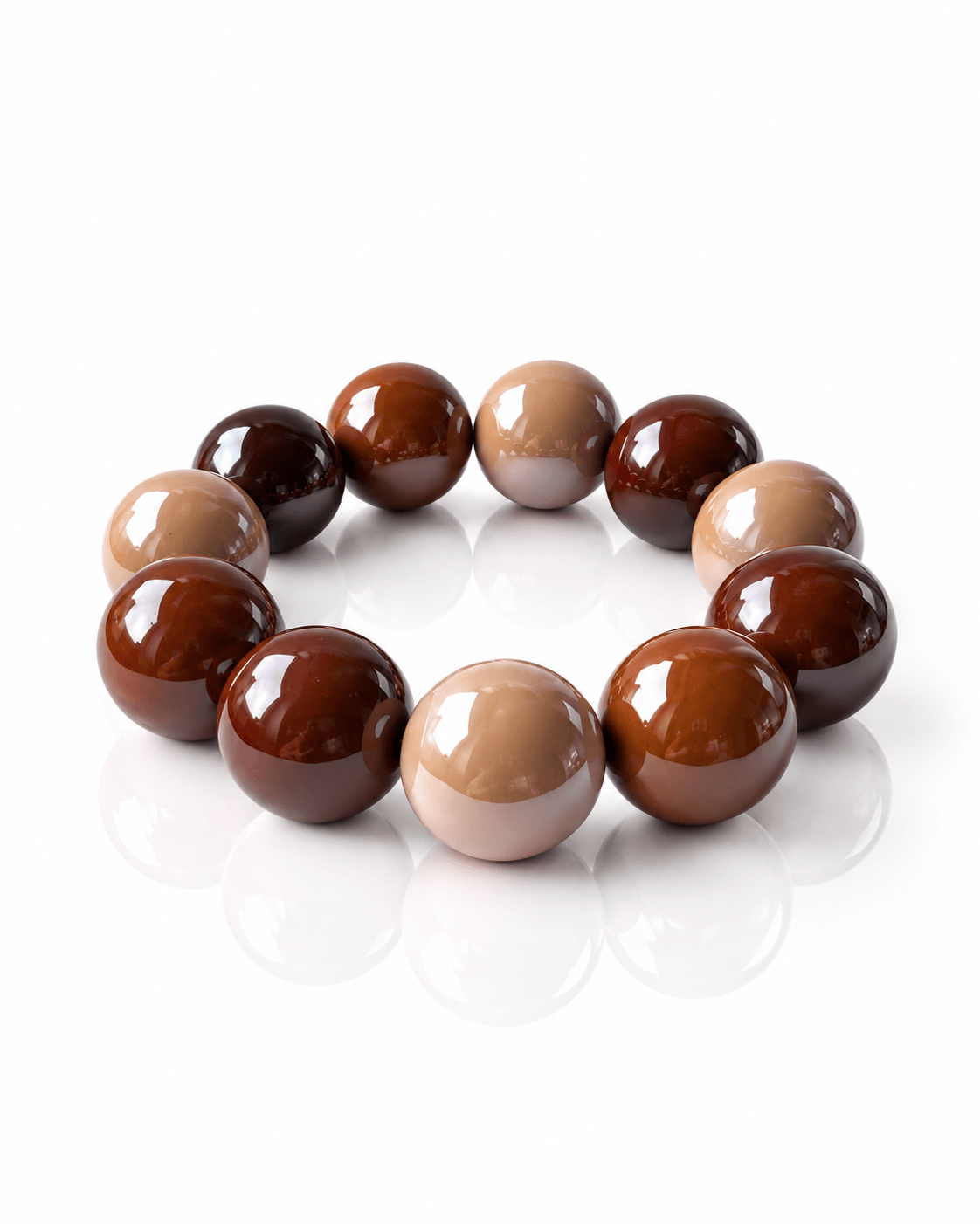 Elastisches THE GLOSSY Armband von CASA Pari mit großen glänzenden Resin-Perlen in Caramel-, Cognac- und warmen Brauntönen.