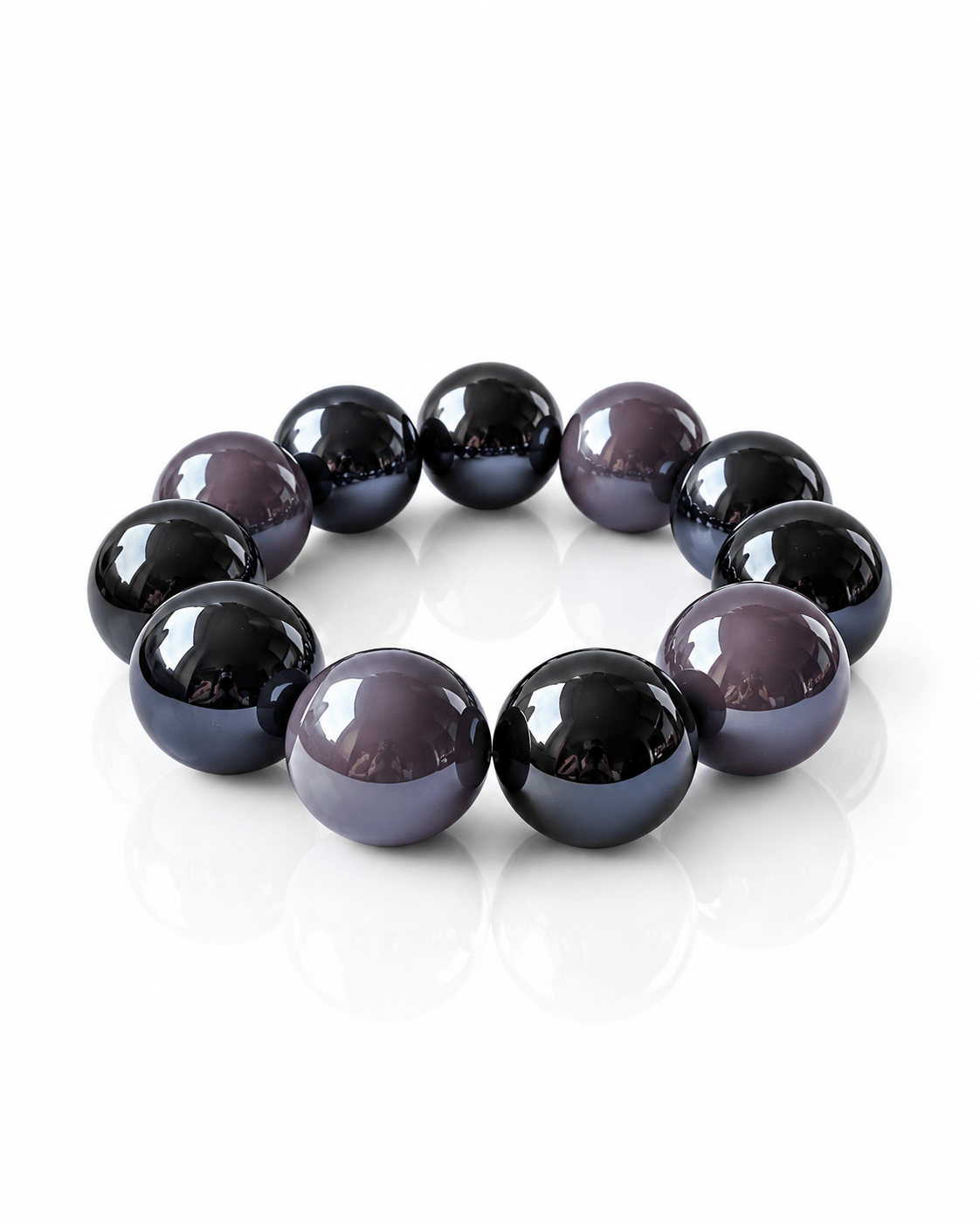 Elastisches THE GLOSSY Armband von CASA Pari mit großen glänzenden Resin-Perlen in Schwarz, Anthrazit und rauchigem Violett.