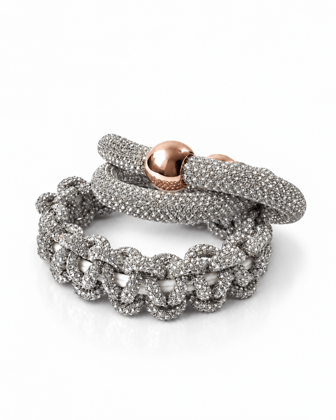 Mehrreihiges Armband-Set in Silber mit strukturierter Oberfläche, Gliederarmband und glänzendem Verschluss in Roségold.