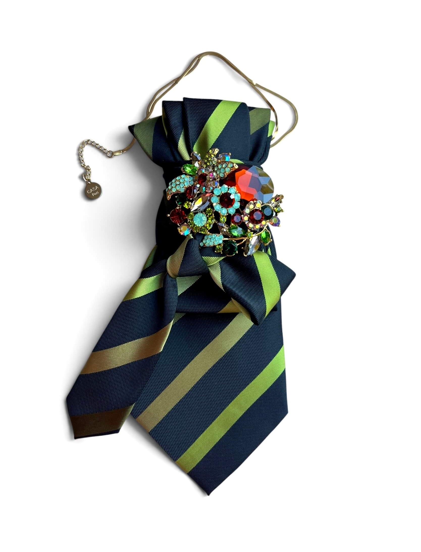Dunkelblaue Statement-Krawatte aus Vintage-Seide mit limettengrünen und bronzefarbenen Streifen, Schleife und opulenter Schmuckbrosche an goldfarbener Kette.