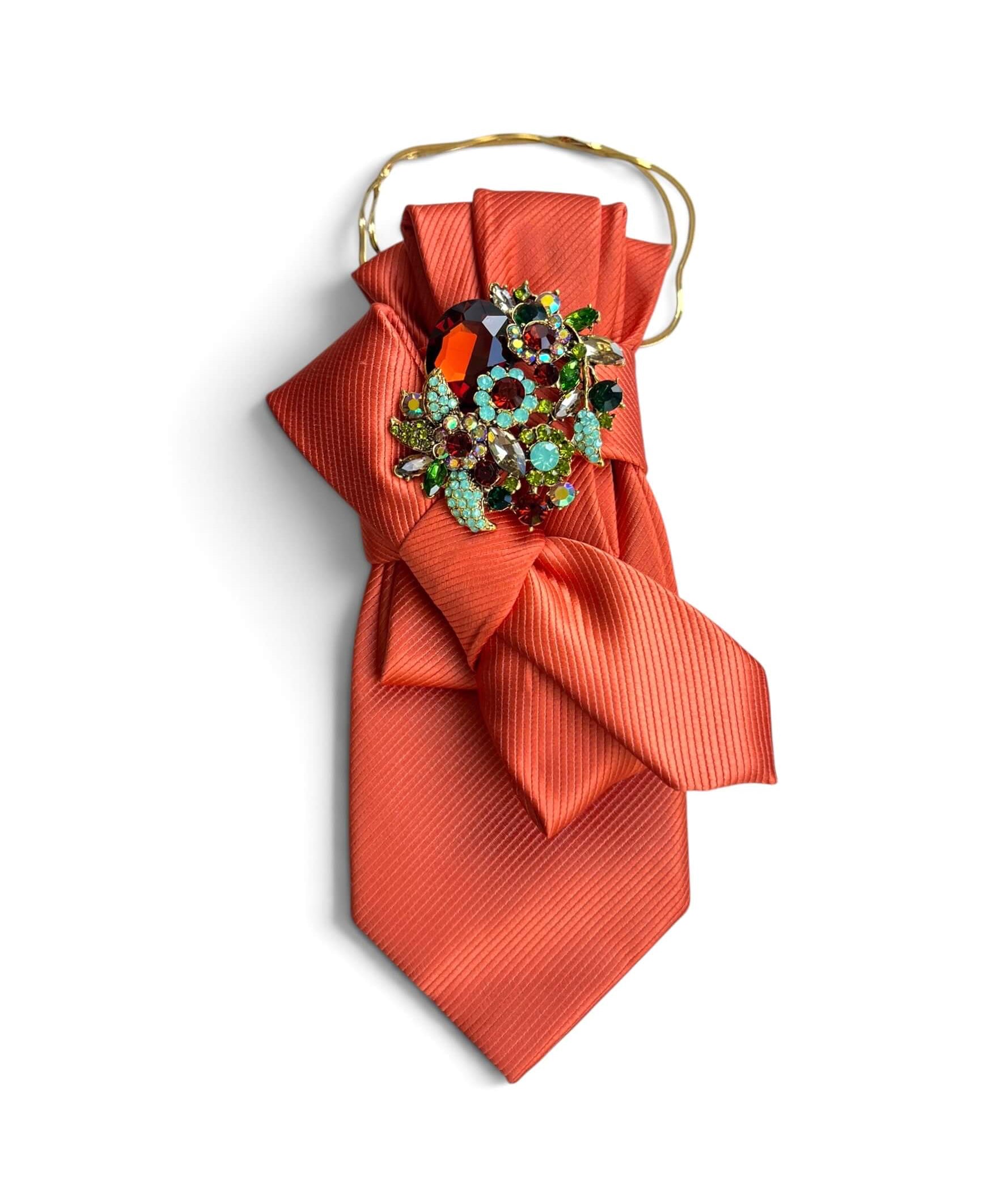 Korallfarbene Statement-Krawatte aus Vintage-Seide mit dekorativer Schleife, funkelnder Brosche in Korall-, Türkis- und Grüntönen sowie eleganter Goldkette.