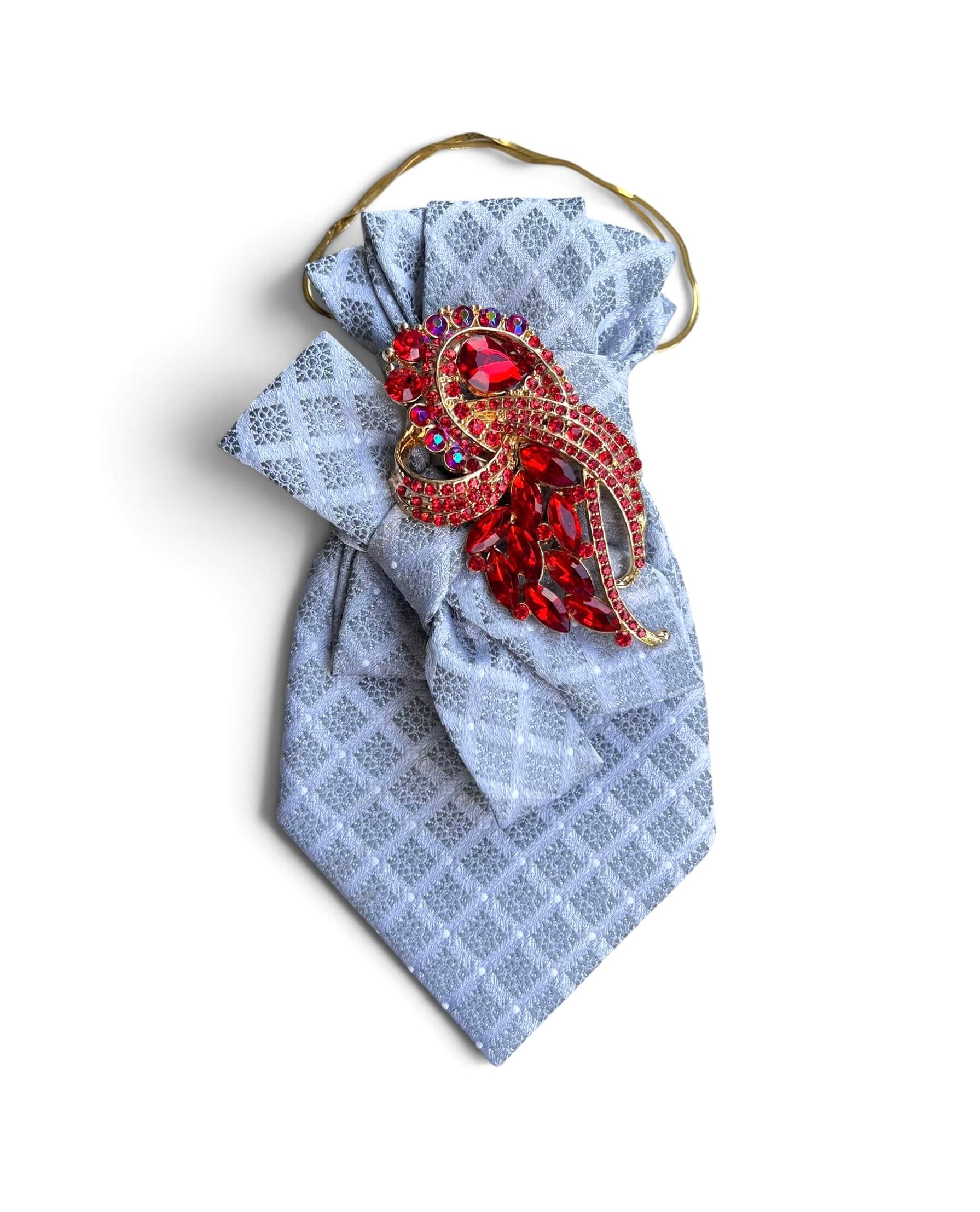 Hellblaue Statement-Krawatte aus Vintage-Seide mit feinem Jacquardmuster und großer roter Schmuckbrosche an goldfarbener Kette.