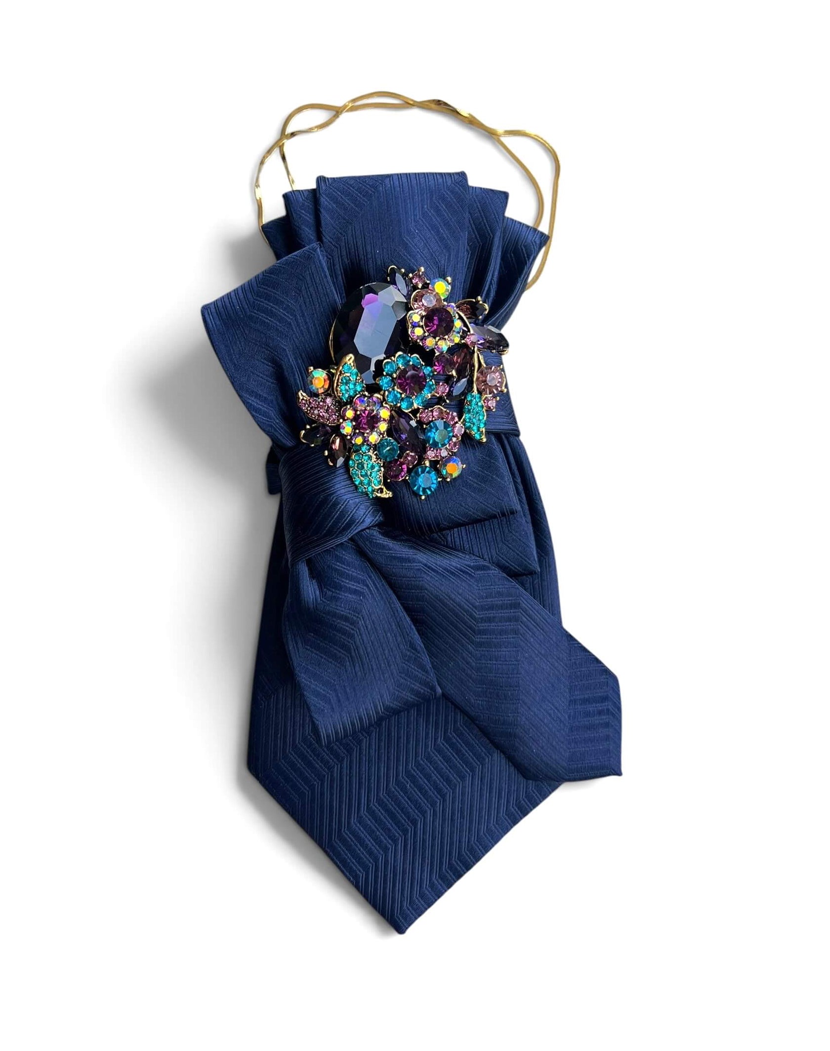 Dunkelblaue Statement-Krawatte aus Vintage-Seide mit dekorativer Schleife, funkelnder Brosche in Blau- und Violetttönen sowie eleganter Goldkette.