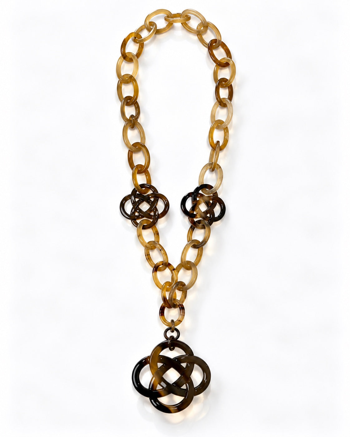 Lange Büffelhornkette in Blond- und Honigtönen mit Ornament-Anhänger – Freisteller