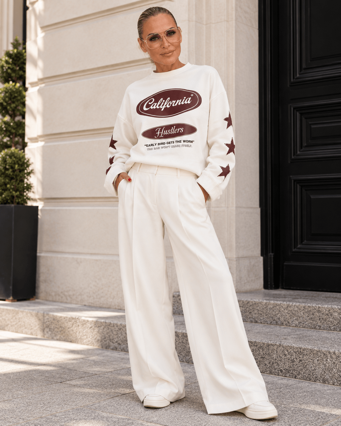 Cremebeiger California Sweaty von Casapari mit Frontprint und Sternen an den Ärmeln, lässig kombiniert zur weißen Marlene.