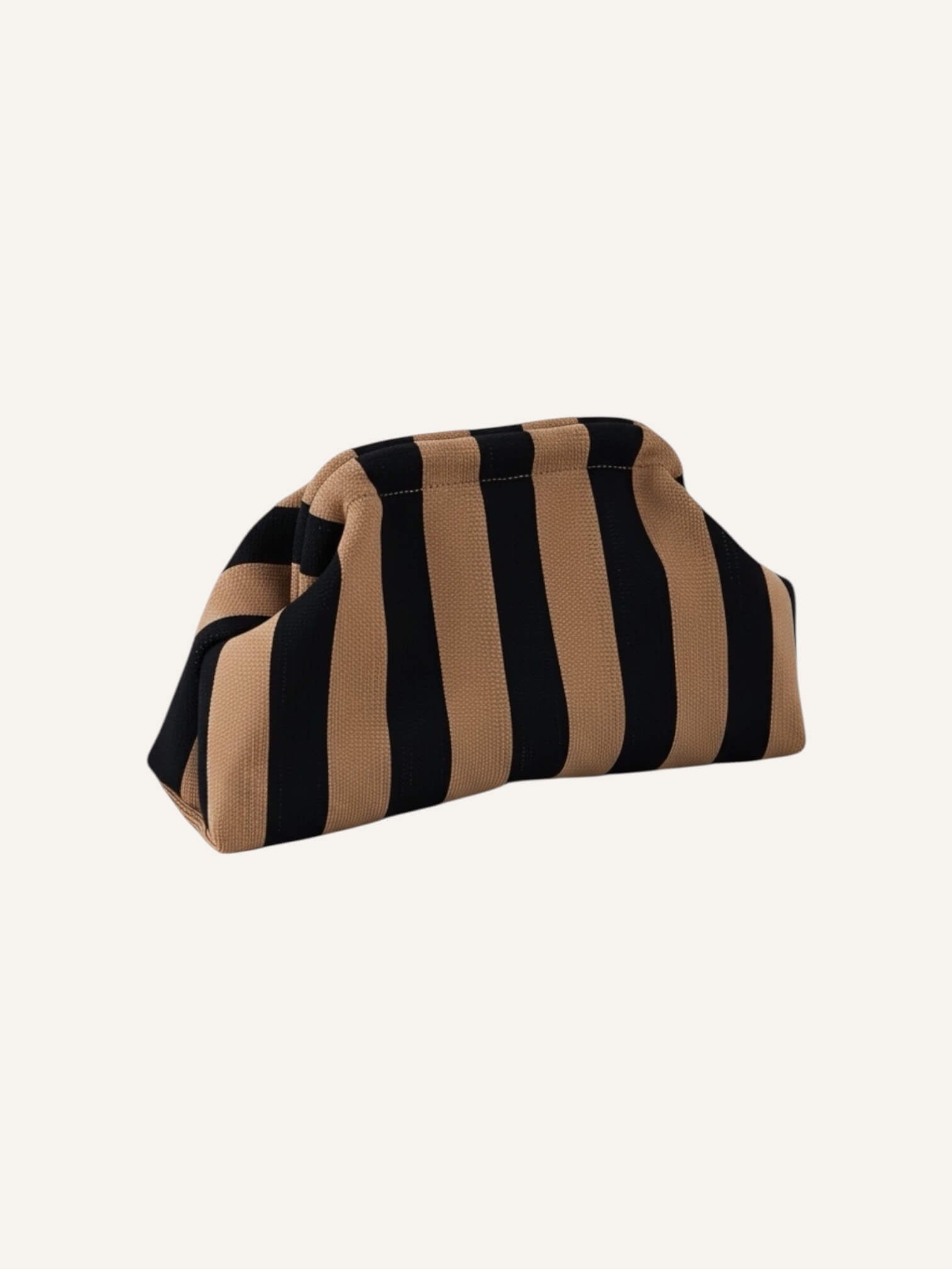 Clutch aus festem Canvas in Schwarz Beige gestreift, formstabil mit Klappverschluss, freigestellt auf hellem Hintergrund