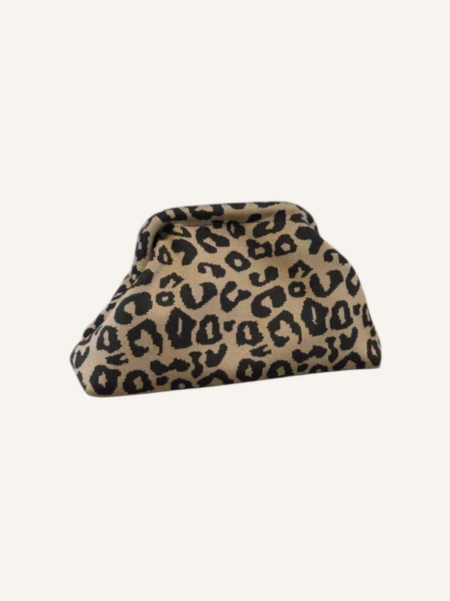 Clutch aus festem Canvas in beige mit schwarzem Leo-Muster, formstabil mit Klappverschluss, freigestellt auf hellem Hintergrund