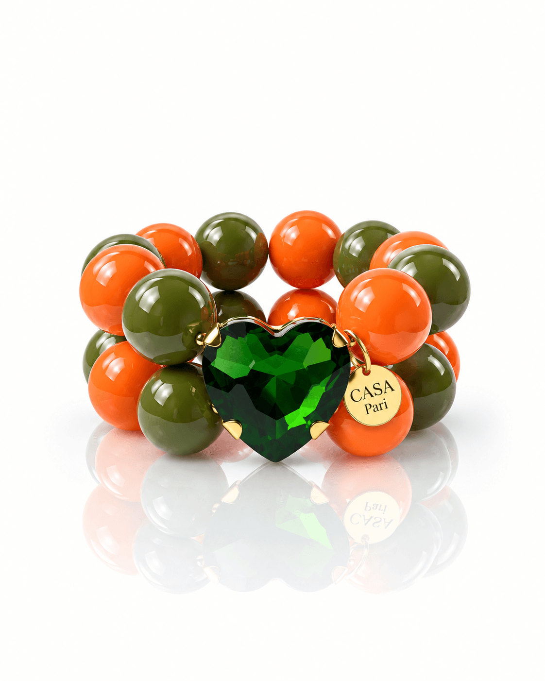 Crystal Heart Armband von Casapari mit großen Perlen in Olivgrün und Orange sowie einem dunkelgrünen Kristallherz.