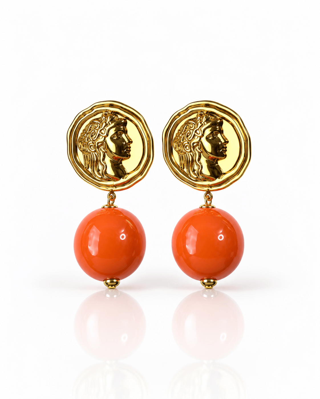 Goldfarbene Roma Affair Pearly Ohrstecker von Casapari mit antik inspiriertem Münzmotiv und großer orangefarbener Resin-Perle.