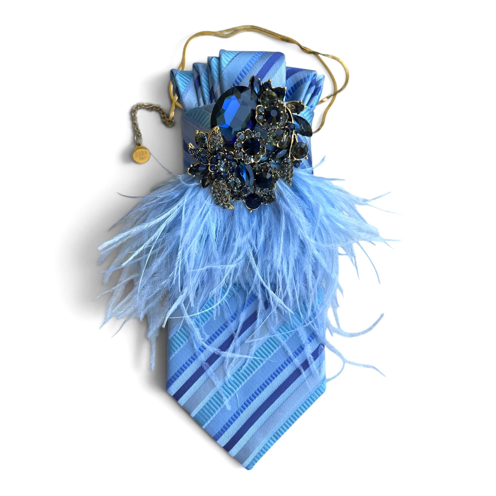 Hellblaue gestreifte Casapari Statement-Krawatte mit hellblauen Federn, blauer Schmuckbrosche und goldfarbener Kette