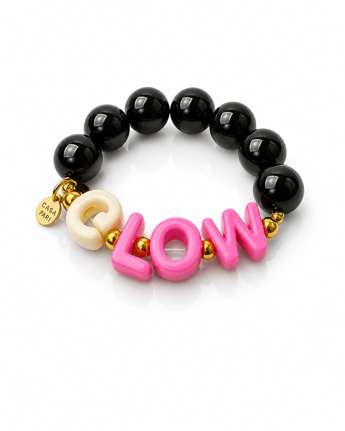 Elastisches Statement-Armband mit dem Schriftzug GLOW, pinkfarbenen Buchstaben, cremefarbenem G, großen schwarzen Hochglanzperlen sowie goldfarbenen Zwischenelementen und CASAPARI Anhänger.