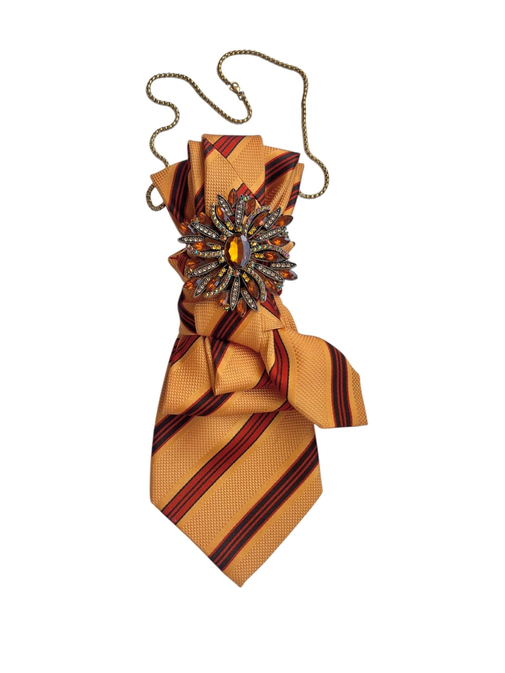 Vintage Seidenkrawatte in warmem Orange-Gold mit roten Streifen, dekoriert mit großer goldfarbener Brosche mit bernsteinfarbenen Steinen und Kette.