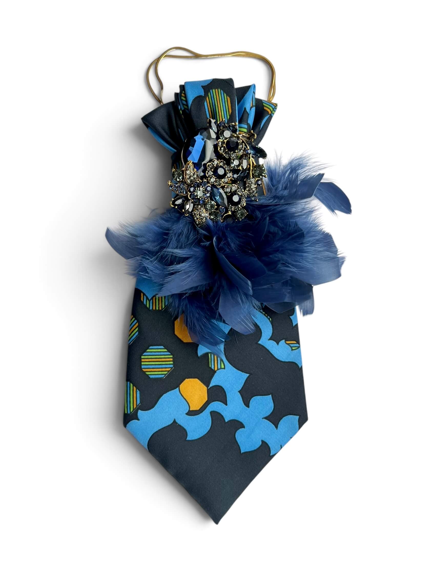 Gemusterte Vintage-Seidenkrawatte in Blau und Schwarz von Casapari mit dunkelblauen Federn und opulenter Schmuckbrosche.