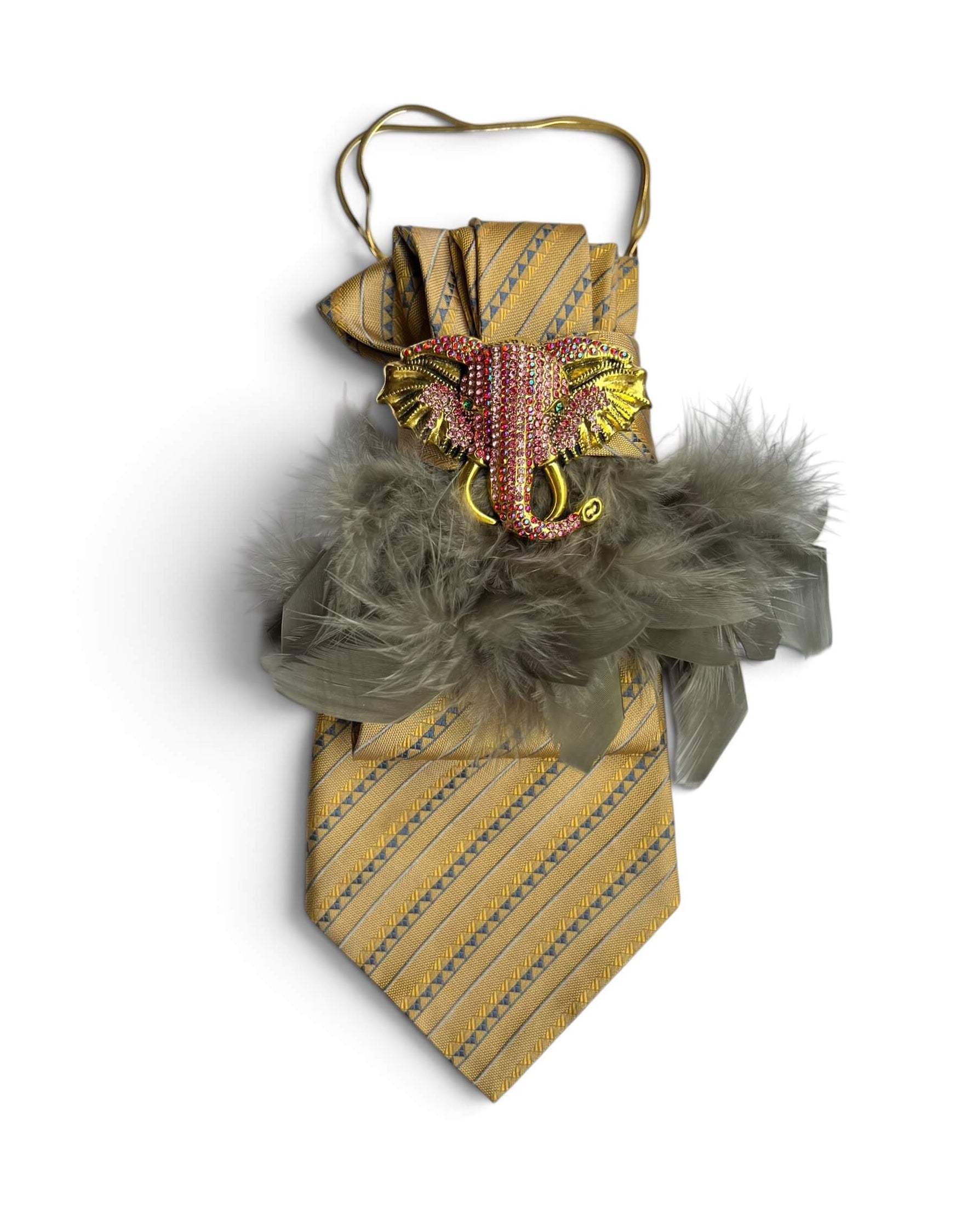 Beigefarbene Vintage-Seidenkrawatte von Casapari mit grauen Federn, Elefantenbrosche und goldfarbener Kette.