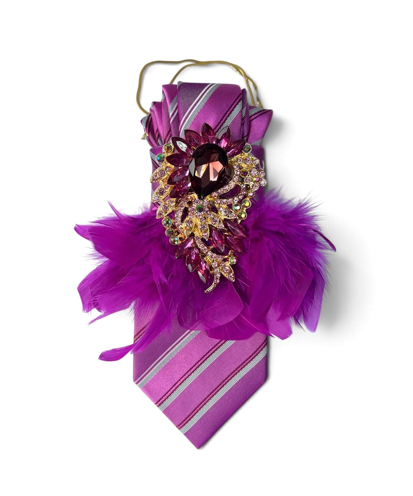 Orchideenfarbene Seidenkrawatte mit silbernen Streifen, goldfarbener Schmuckbrosche mit violetten Kristallen und leuchtend violetten Federn an goldfarbener Halskette.