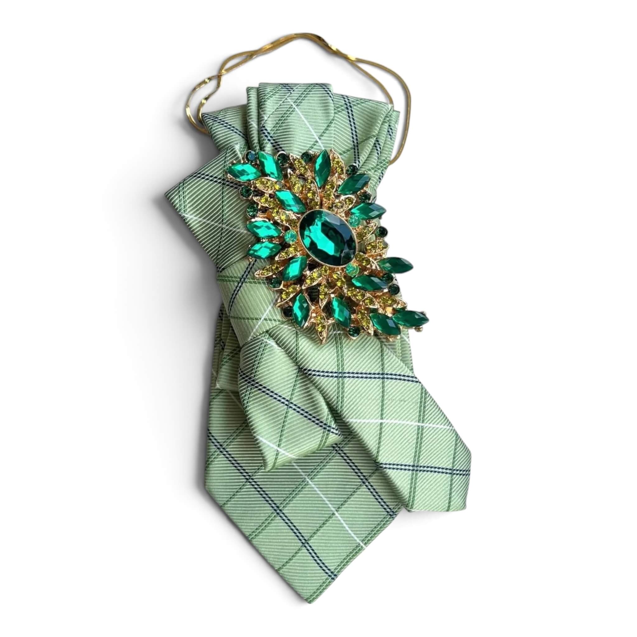 Hellgrüne Statement-Krawatte aus Vintage-Seide mit Karomuster, goldfarbener Brosche mit grünen Kristallen und dekorativer Goldkette.