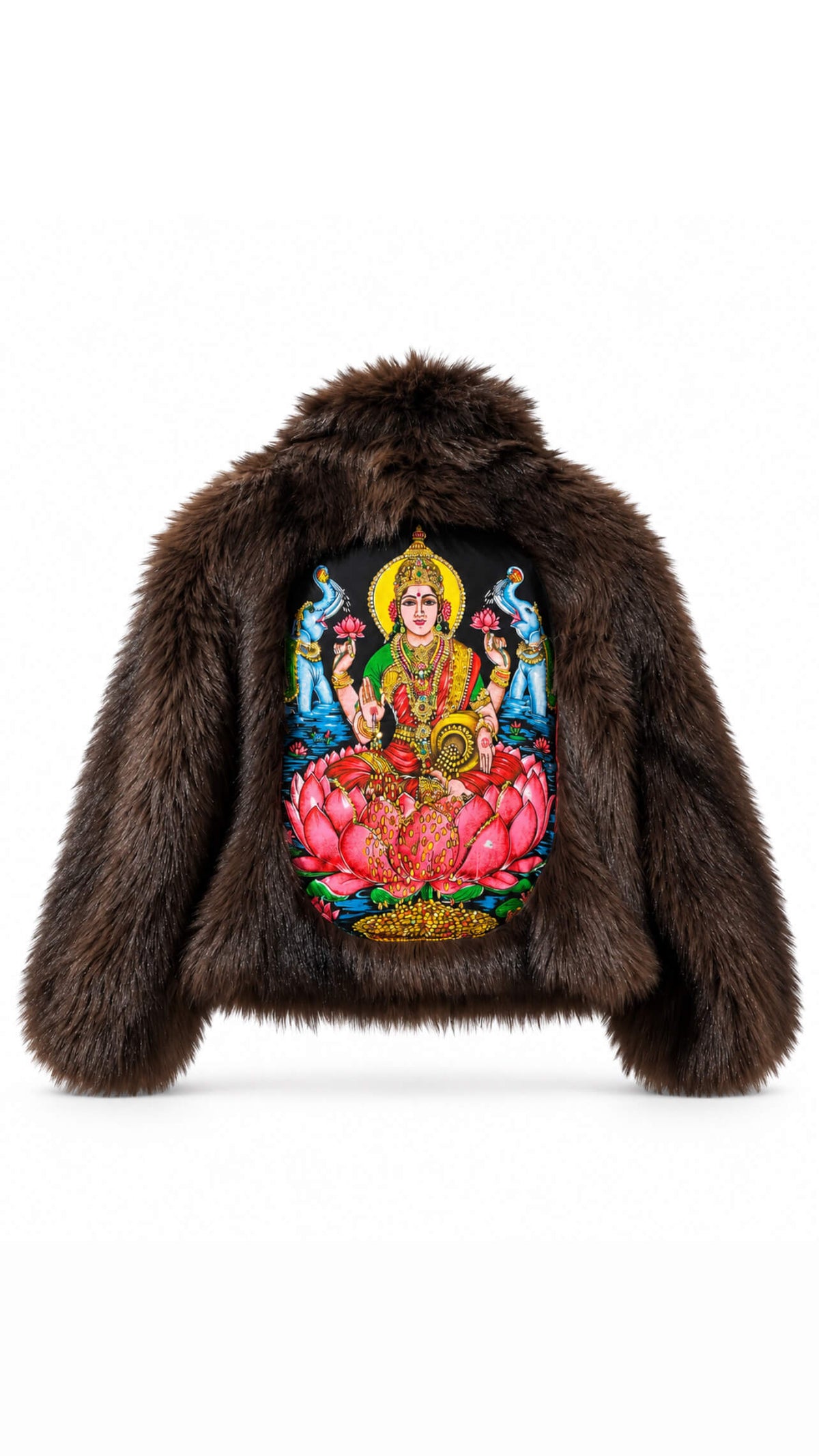 Braune Casapari Kunstpelzjacke in der Rückansicht mit großem farbigem Motiv auf schwarzem Rückenpatch.