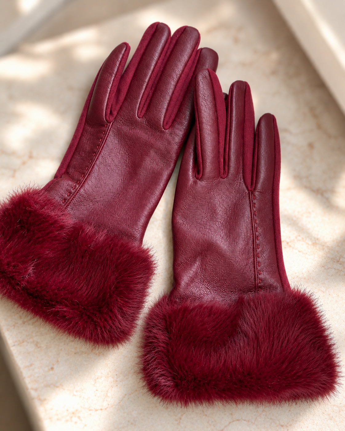 Bordeauxfarbene Lederhandschuhe mit tonaler Fellmanschette – Detailansicht